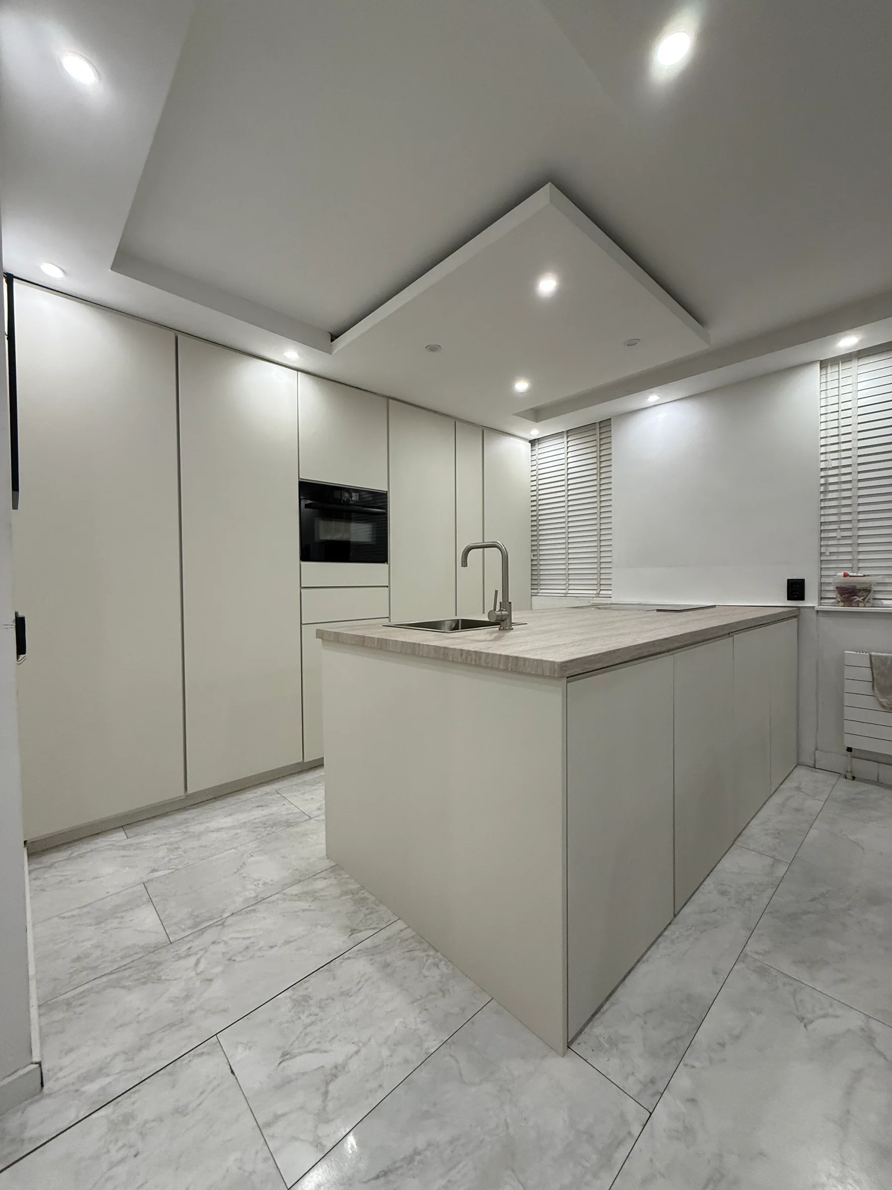 Keuken van zwart naar wit - luxe marmerlook