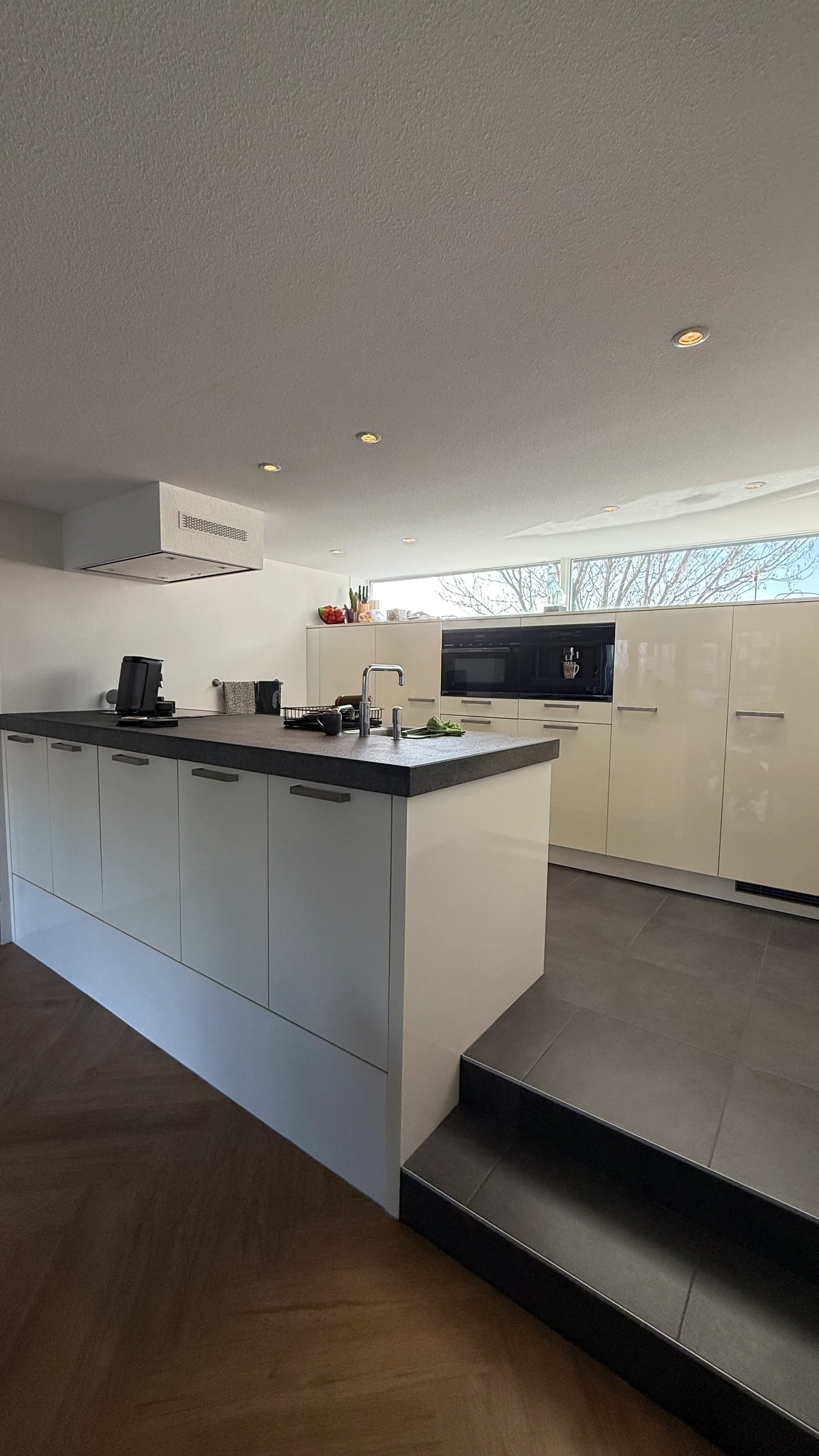 Parallel keuken - In Biddinghuizen - Van wit naar zwart