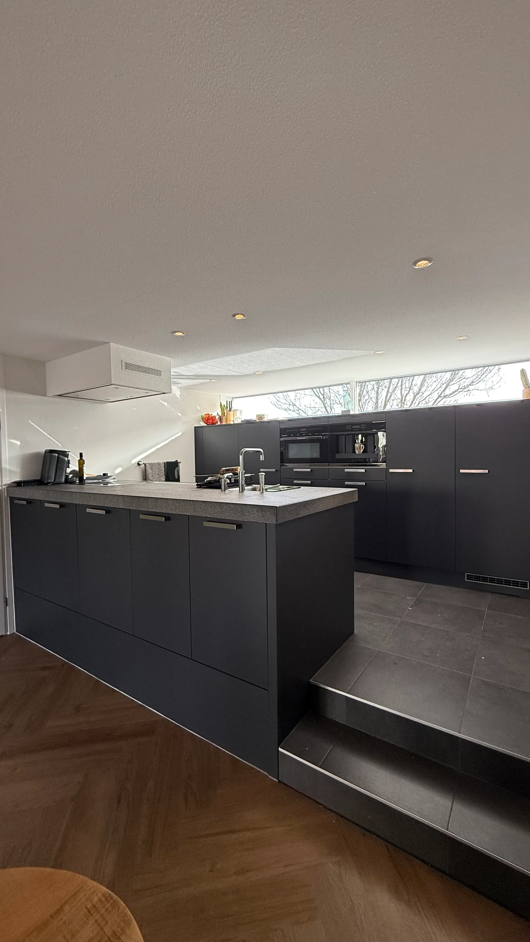 Parallel keuken - In Biddinghuizen - Van wit naar zwart